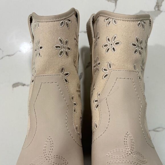 DV by Dolce Vita | Women’s Cream Oatmeal Short Cowboy Boots Ankle Western Size 6 - Picture 6 of 13